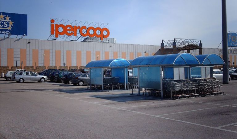 Rapinatori armati fanno irruzione nella gioielleria del centro commerciale