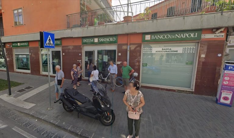 Colpo da 20mila euro in banca, assalto dei banditi sul corso ad Acerra