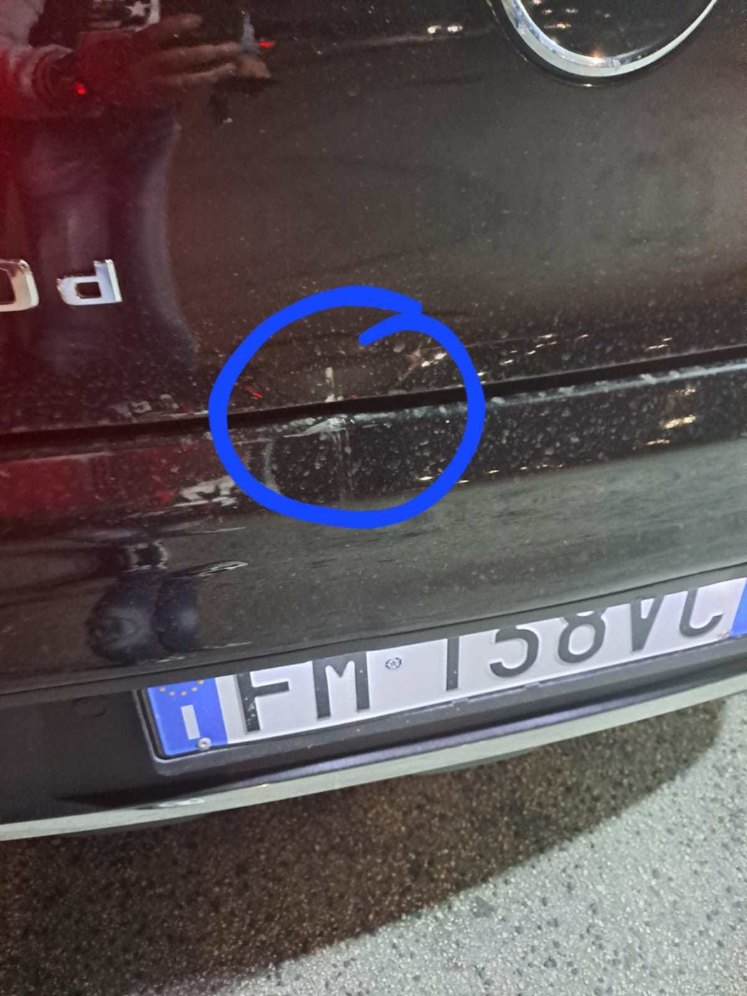 Deputato minacciato ed inseguito davanti al fast food