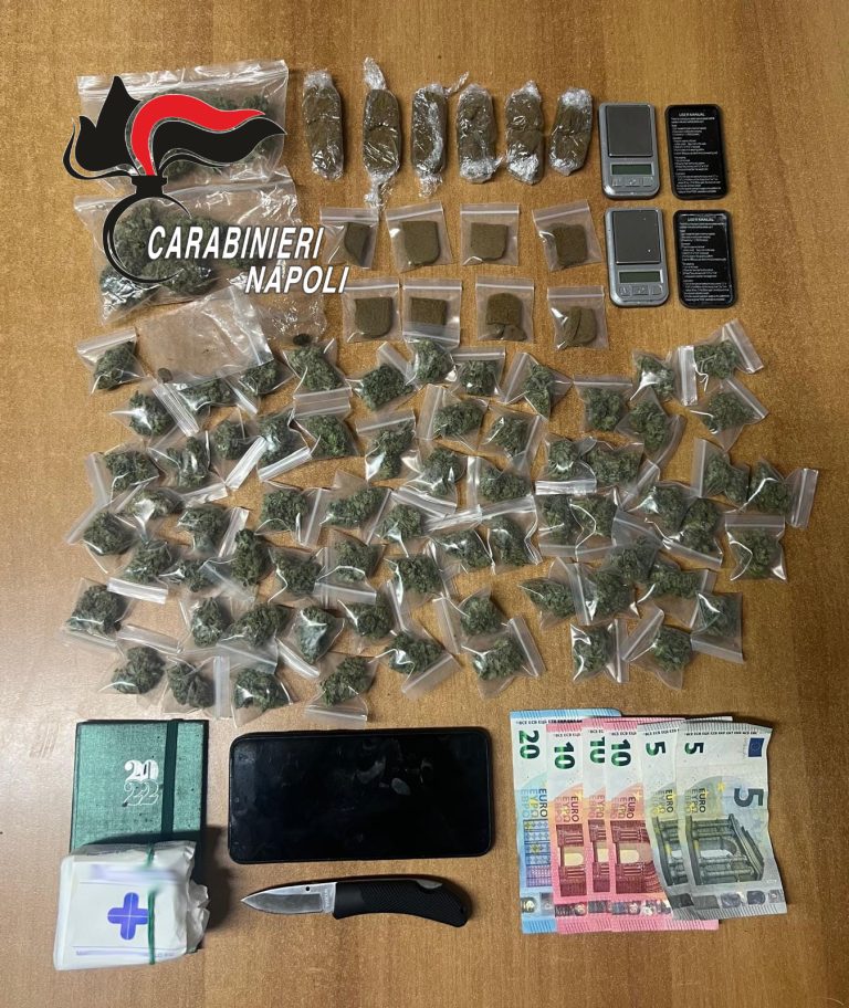 Lo fermano per un controllo e trovano la droga nella Smart