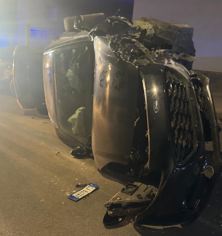 Incidente a Somma Vesuviana, auto capovolta e distrutta