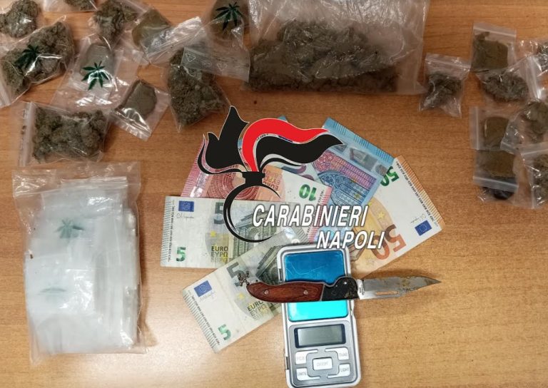 Incensurato si mette a spacciare nel quartiere, fermato ad Acerra con droga e soldi