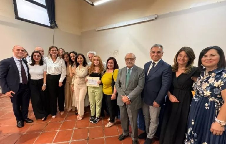 Pomigliano, premio “Luigi De Falco” a maturanda liceo Cantone