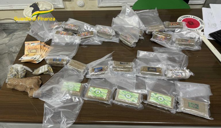 Pregiudicato di Cicciano fermato con un carico di hashish da 60mila euro: nel deposito pure bombe e pistola