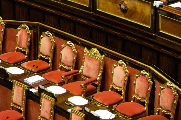 Elogio dei mediocri, le grandi manovre per riportare indietro le lancette della storia