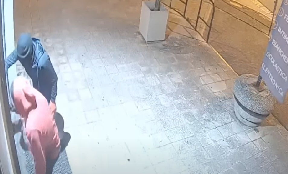 Pomigliano, banditi assaltano il negozio Mister Risparmio: video immortala il raid