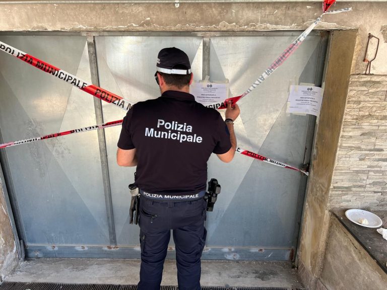 Pomigliano, vigili chiudono falegnameria e sequestrano cibo illegale