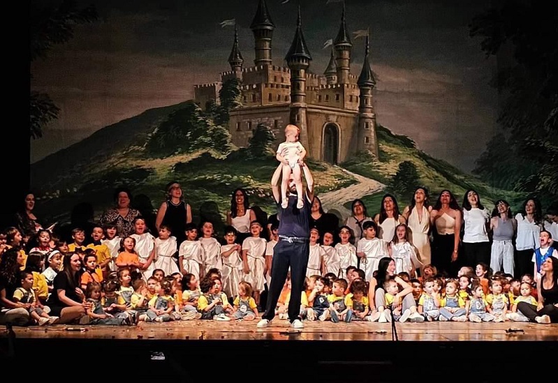 Pomigliano d’Arco, al Gloria “Come in una Fiaba”, lo spettacolo della scuola Come Una Mamma