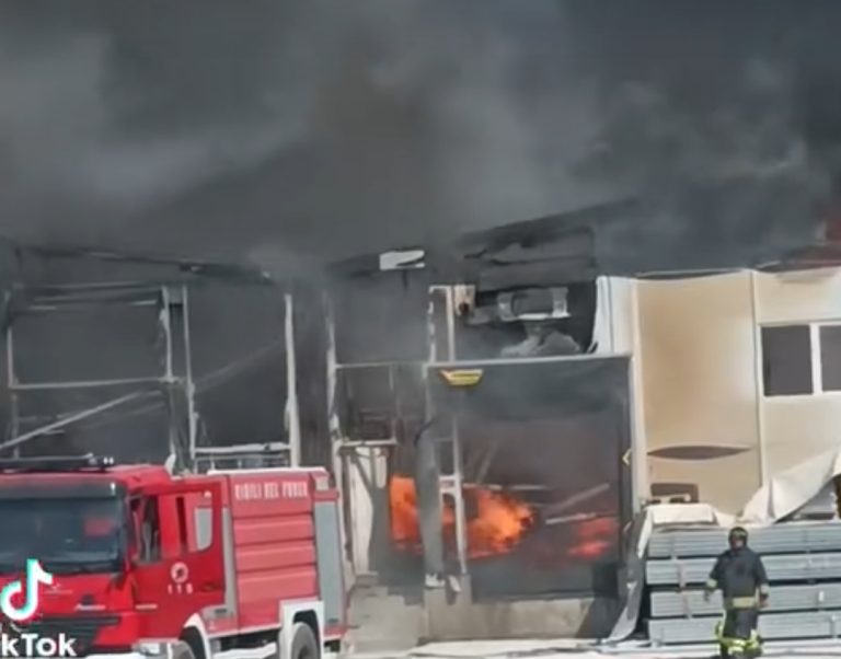 In fiamme deposito a Ponticelli, nube nera sul Vesuviano