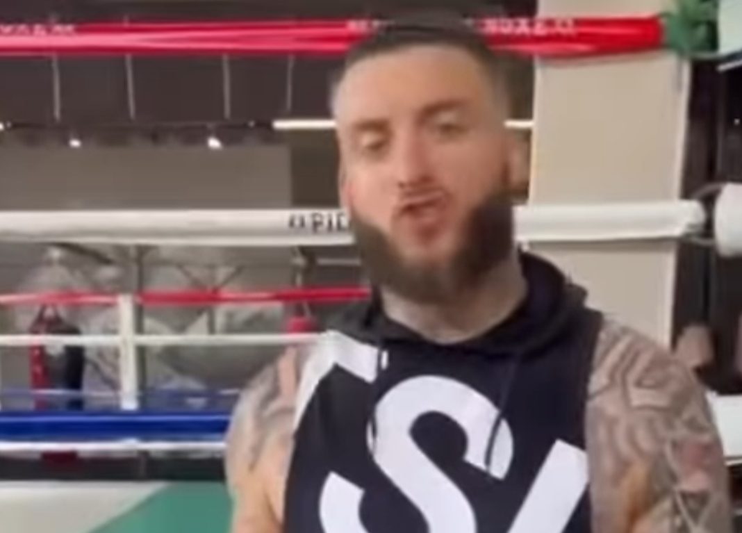 Spari dallo scooter per l’orologio: pugile ferito, conducente in pericolo di vita