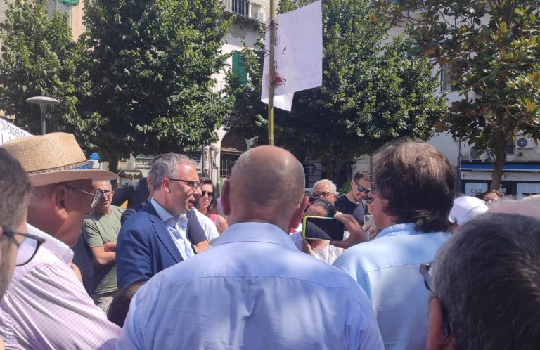 Palazzo da demolire, Bene incontra famiglie: “Via legislativa in attesa della magistratura”