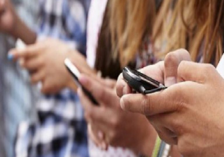Ruba smartphone a bimba di 12 anni e scappa via