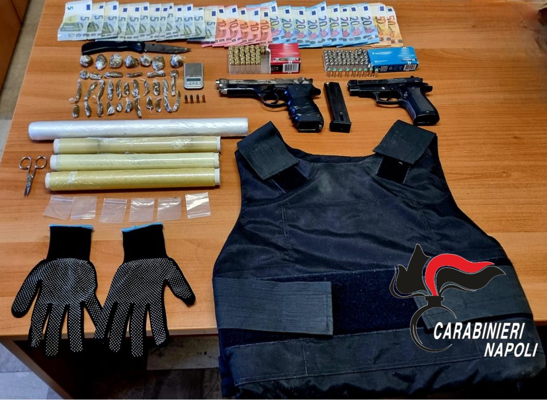 Pomigliano, militari irrompono in garage e scoprono armi e droga: 4 arresti