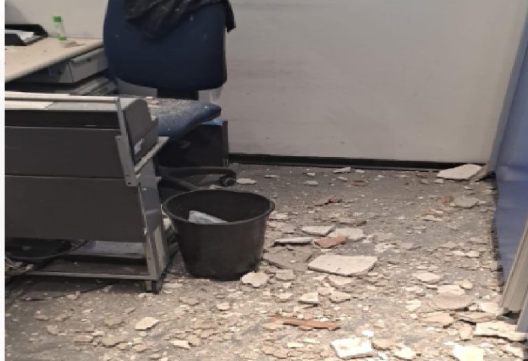 Crolla il solaio dell’ufficio postale, paura a San Giuseppe Vesuviano