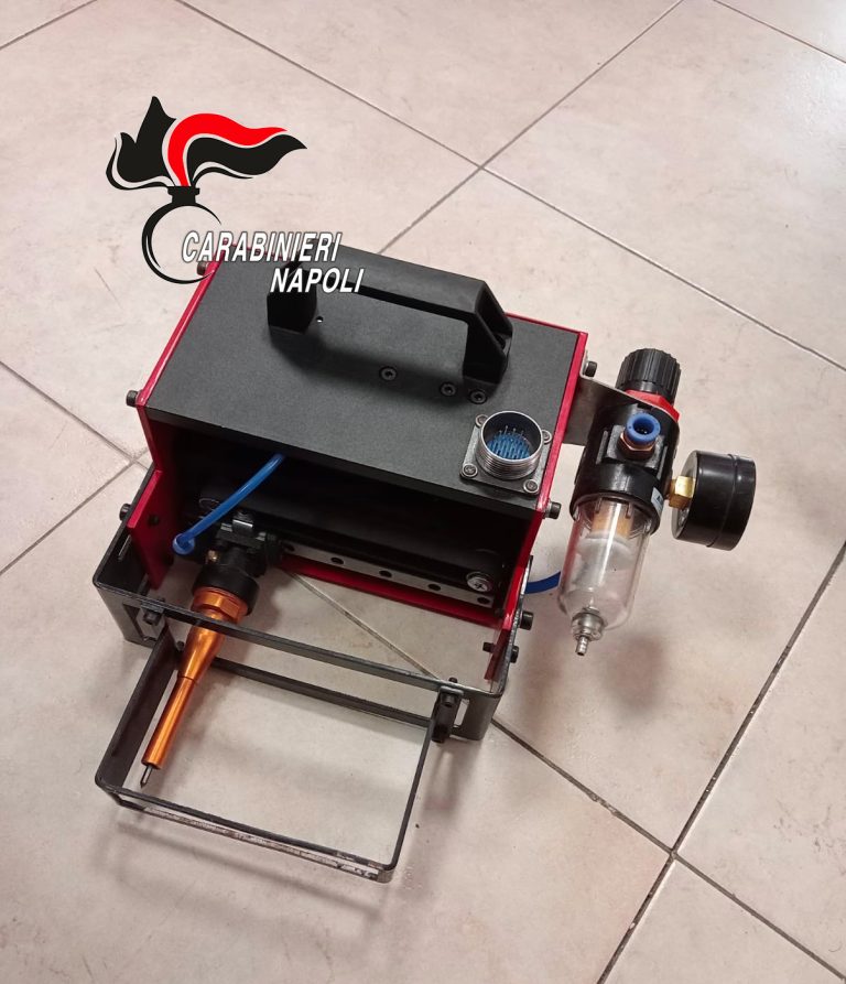 Punzonatore laser di ultima generazione per modificare i telai alle auto rubate, 5 fermi
