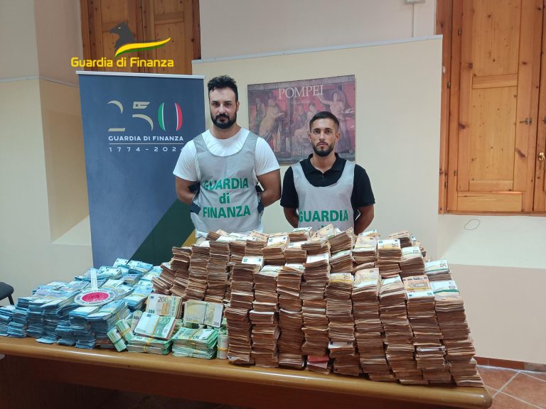 Dentista nasconde nelle buste 8 milioni di euro in contanti