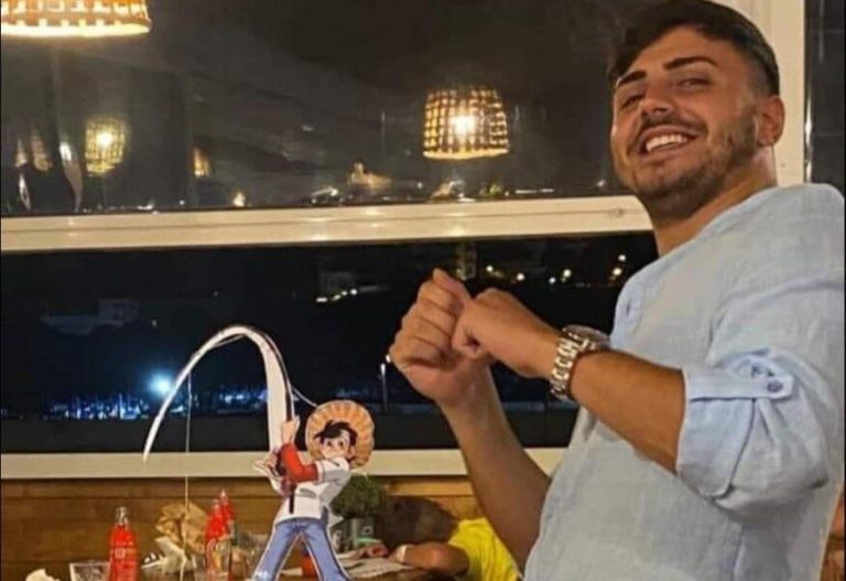 Rider muore a 28 anni mentre consegna pizze: travolto da auto di turisti