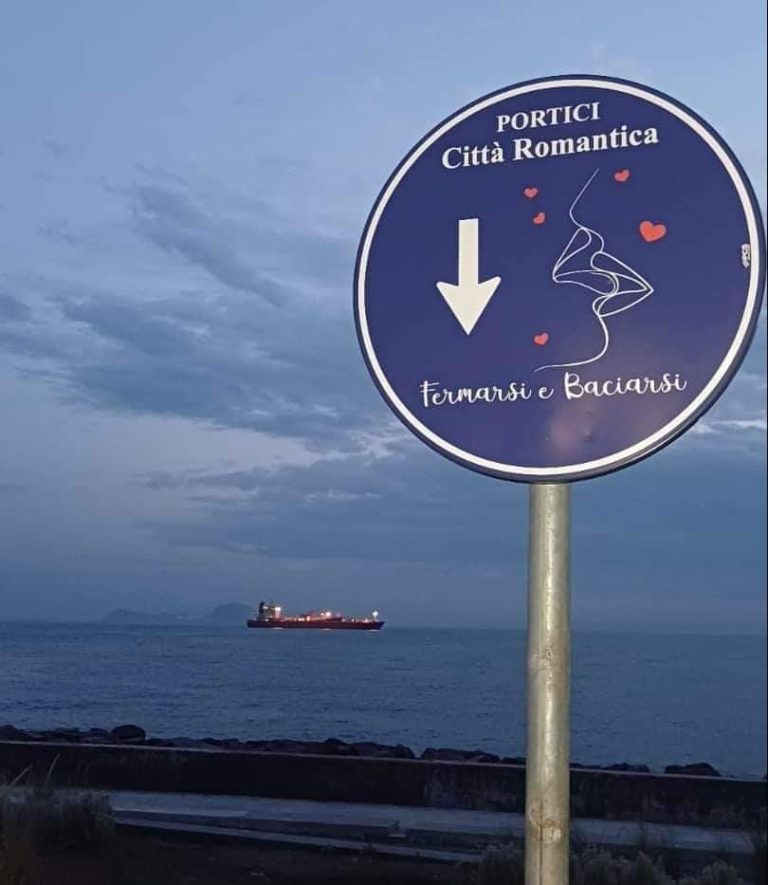 “Obbligo di baciarsi”, a Portici il segnale stradale per i romantici