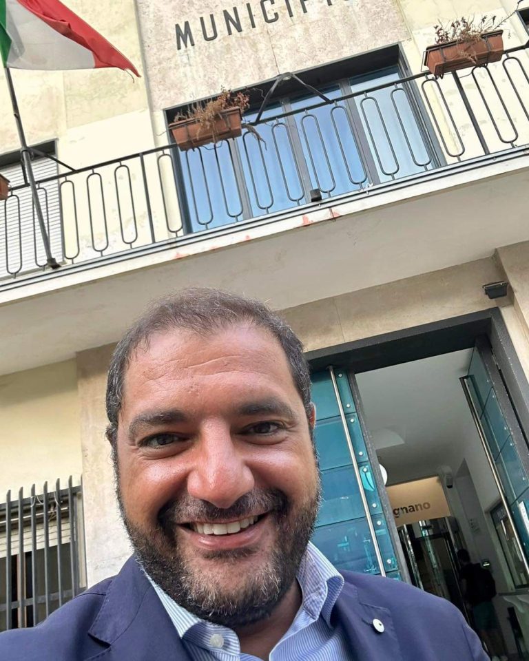 Sindaco colpito al volto mentre si reca in Municipio