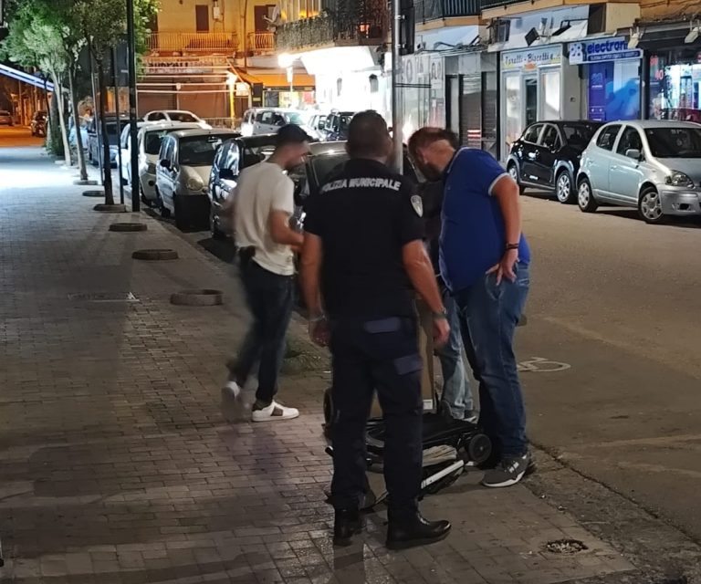 Camion carico di rifiuti diretto in piazza, 3 intercettati dagli agenti