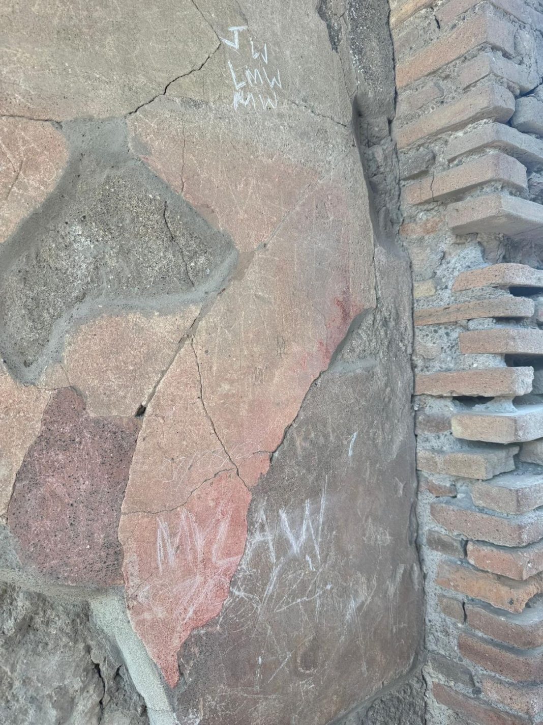 Turista inglese sfregia gli Scavi incidendo i nomi delle figlie