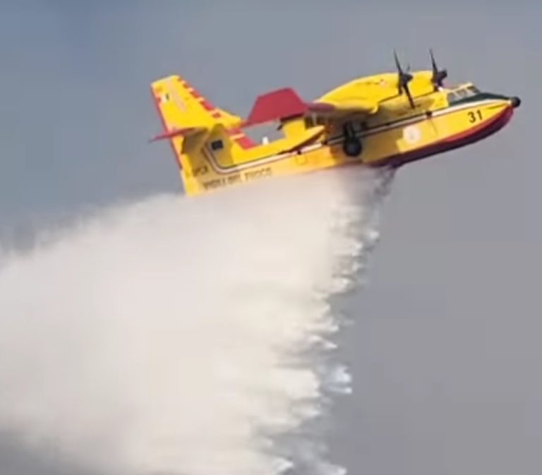 Vesuvio senza pace: aerei per spegnere incendi, abitazioni evacuate