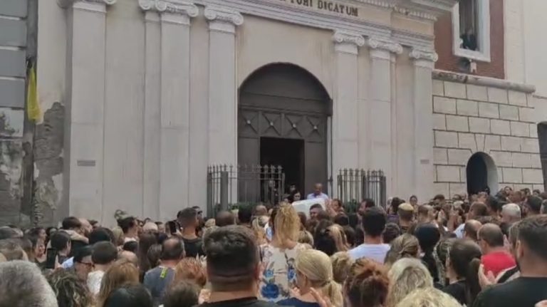 Annegato a 7 anni, folla e lacrime per l’addio al piccolo Giuseppe