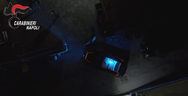 Tenta strangolare la moglie e lei scappa: arrestato