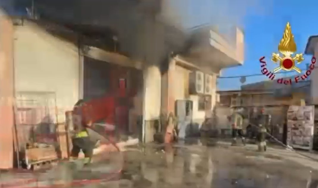 Fabbrica di dolci in fiamme a Palma Campania, coinvolte anche abitazioni