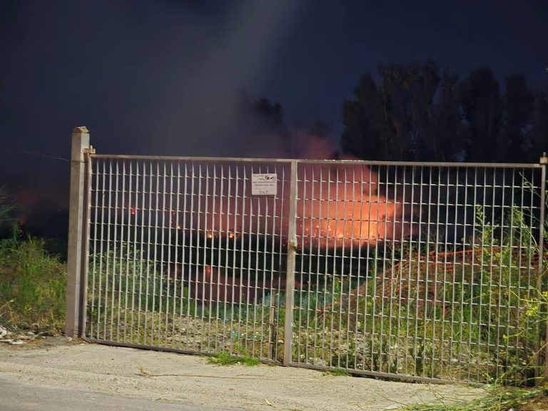 Brucia discarica sommersa a San Giuseppe Vesuviano