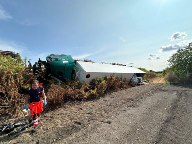 Tir carico di ecoballe si ribalta davanti al termovalorizzatore, autista salvato dai vigili del fuoco