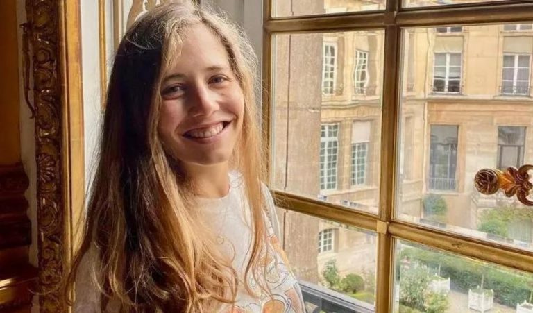 Colpita dalla statua ai Quartieri, Chiara muore a 30 anni: individuata la casa dell’incidente