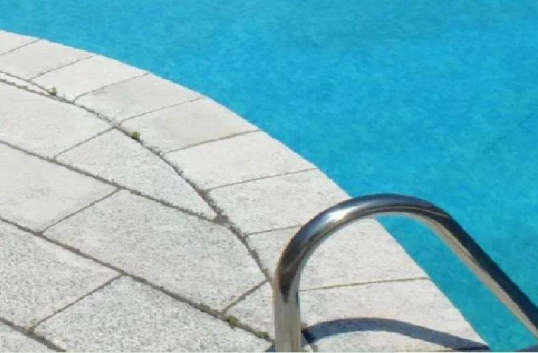 Muore a 15 anni nella piscina dell’agriturismo