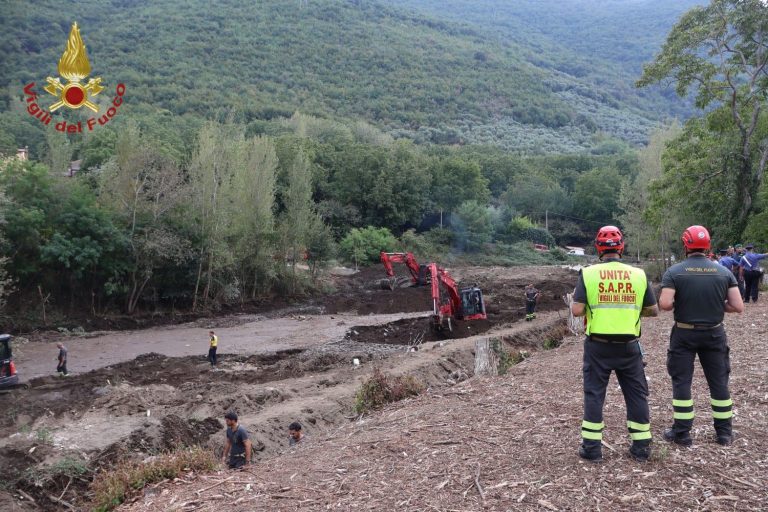 Dispersi nella frana, madre ritrovata dopo 6 giorni