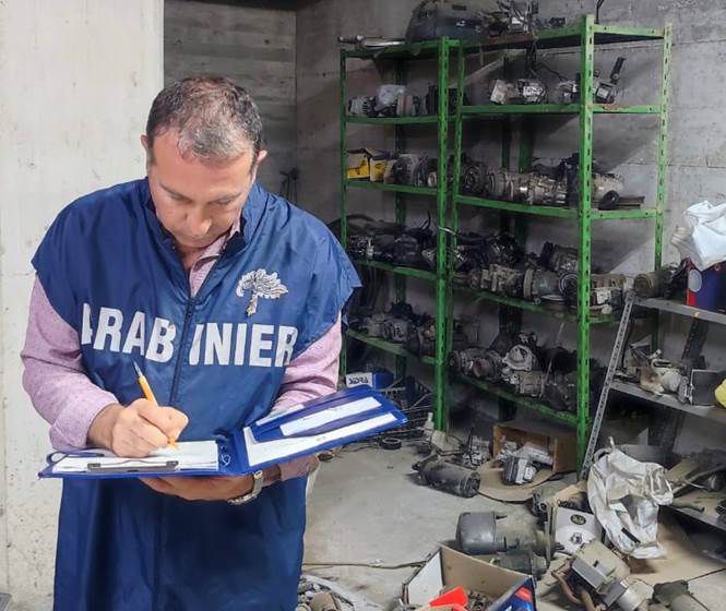 Trovati in un capannone i furgoni rubati a Pomigliano e Nola