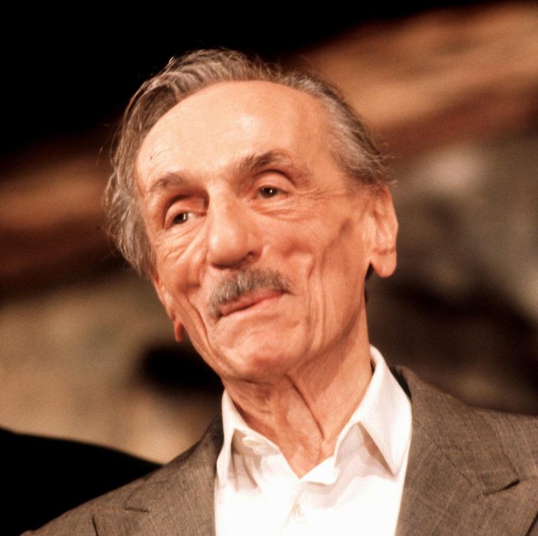 “Ci tolgono l’aria”: e Eduardo diceva: “ vabbuo’ che vvuo’ fa’, è cosa ’e niente.”