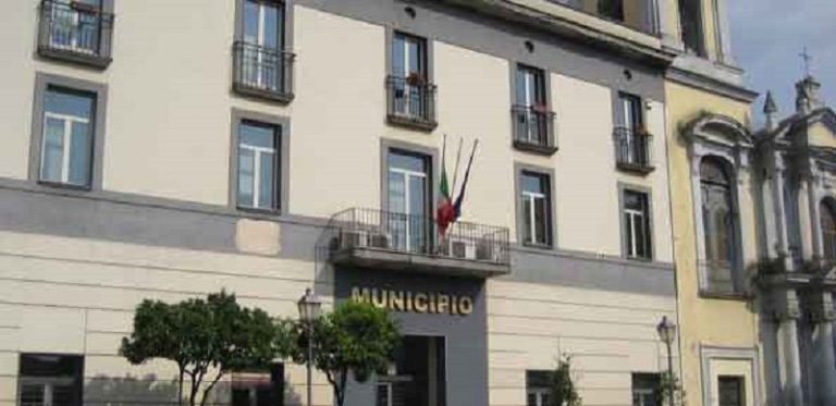 Pomigliano, di nuovo espulsi i consiglieri di opposizione: arrivano i carabinieri