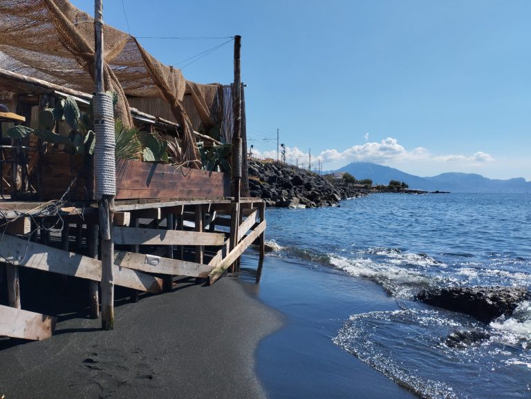 Tar dà ragione ai cittadini, liberato accesso al mare: lido condannato a rimuovere costruzione