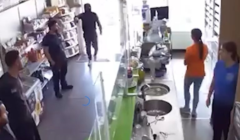 Rapina choc al bar sulla SS162: minaccia dipendenti con la pistola e scappa coi soldi