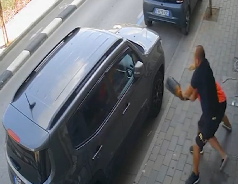 Pomigliano, scippo in diretta video: scaraventa a terra anziana ma viene ripreso