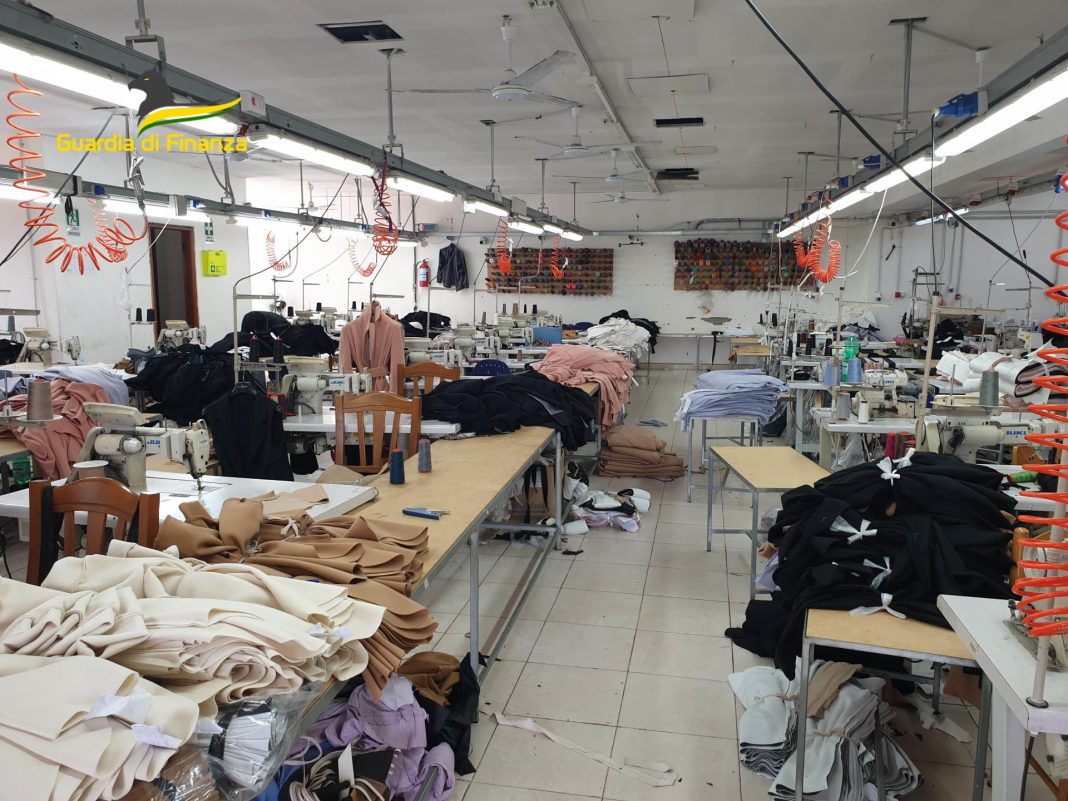 Finanza scopre opificio clandestino con 15 lavoratori sfruttati