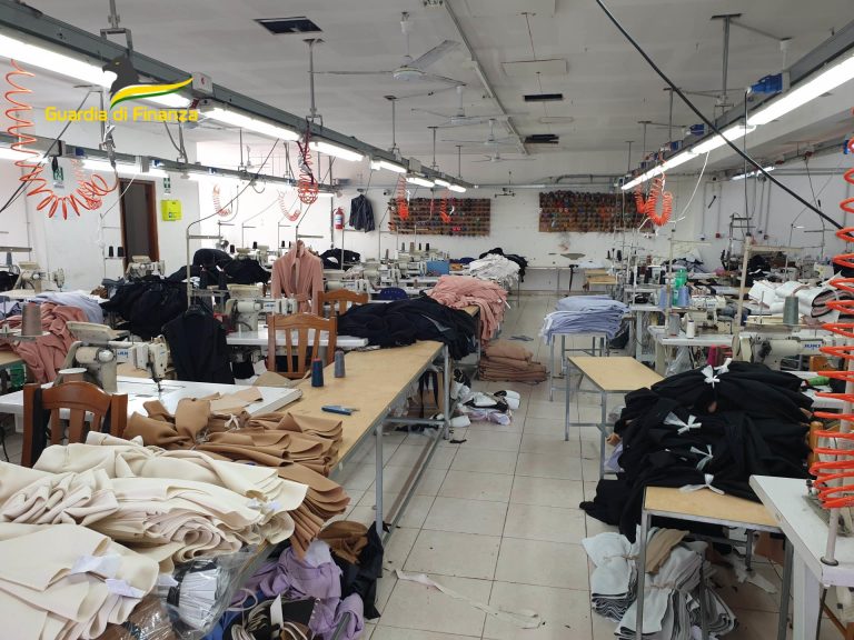 Finanza scopre opificio clandestino con 15 lavoratori sfruttati