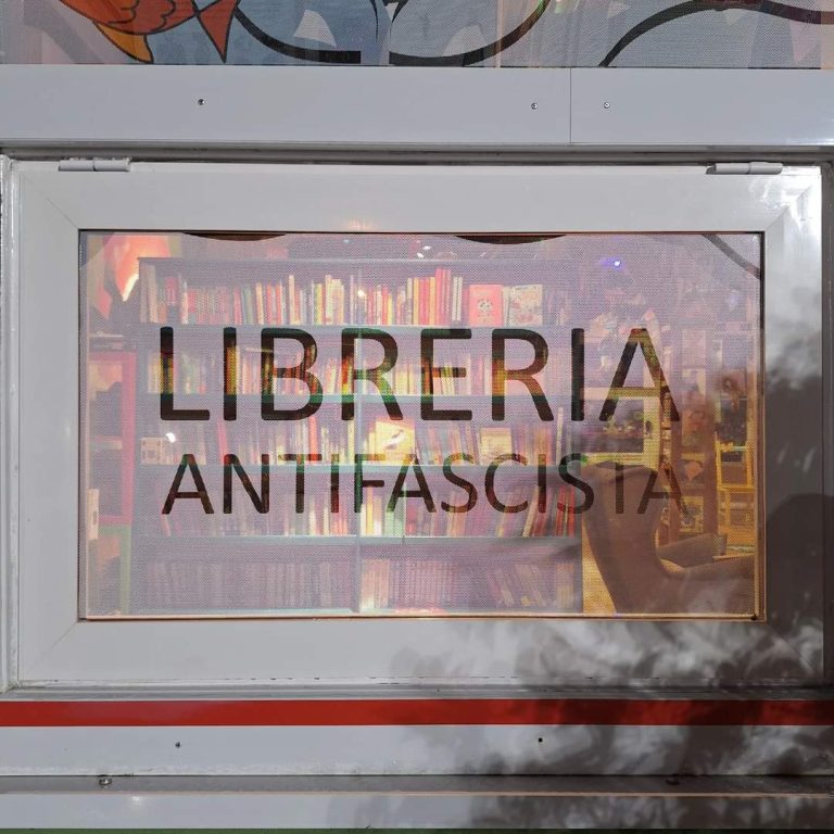 Libraia minacciata per aver posto scritta antifascista: la solidarietà corre sul web