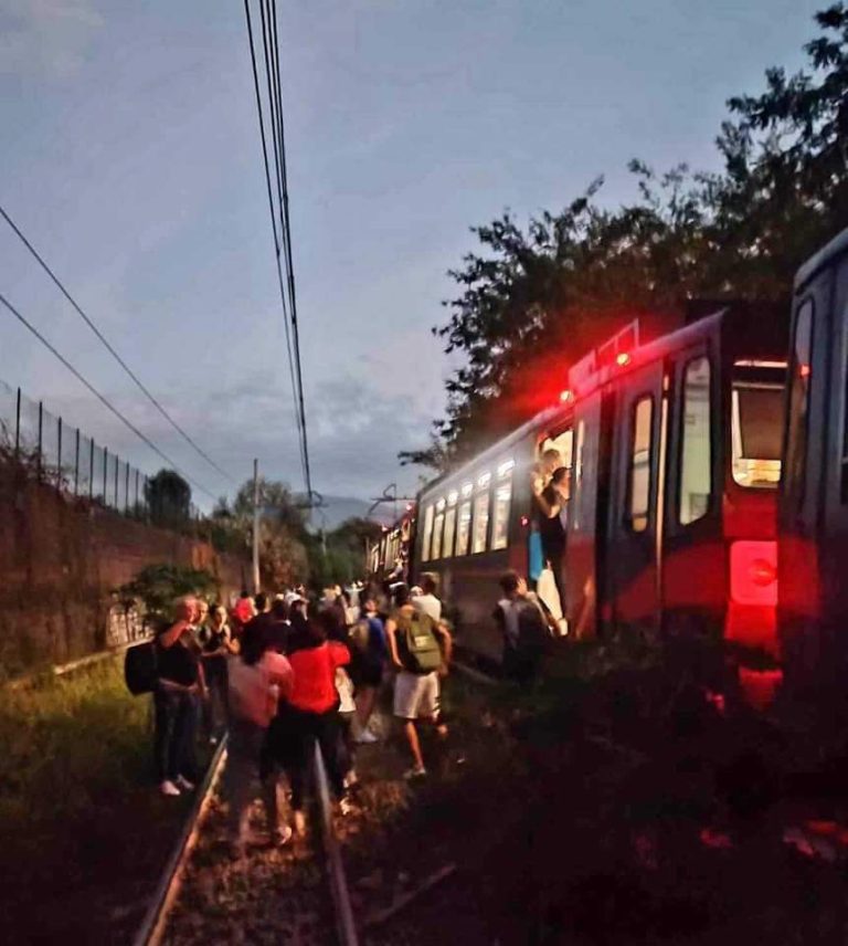 Circumvesuviana, pendolari: “Stanchi di essere presi in giro”