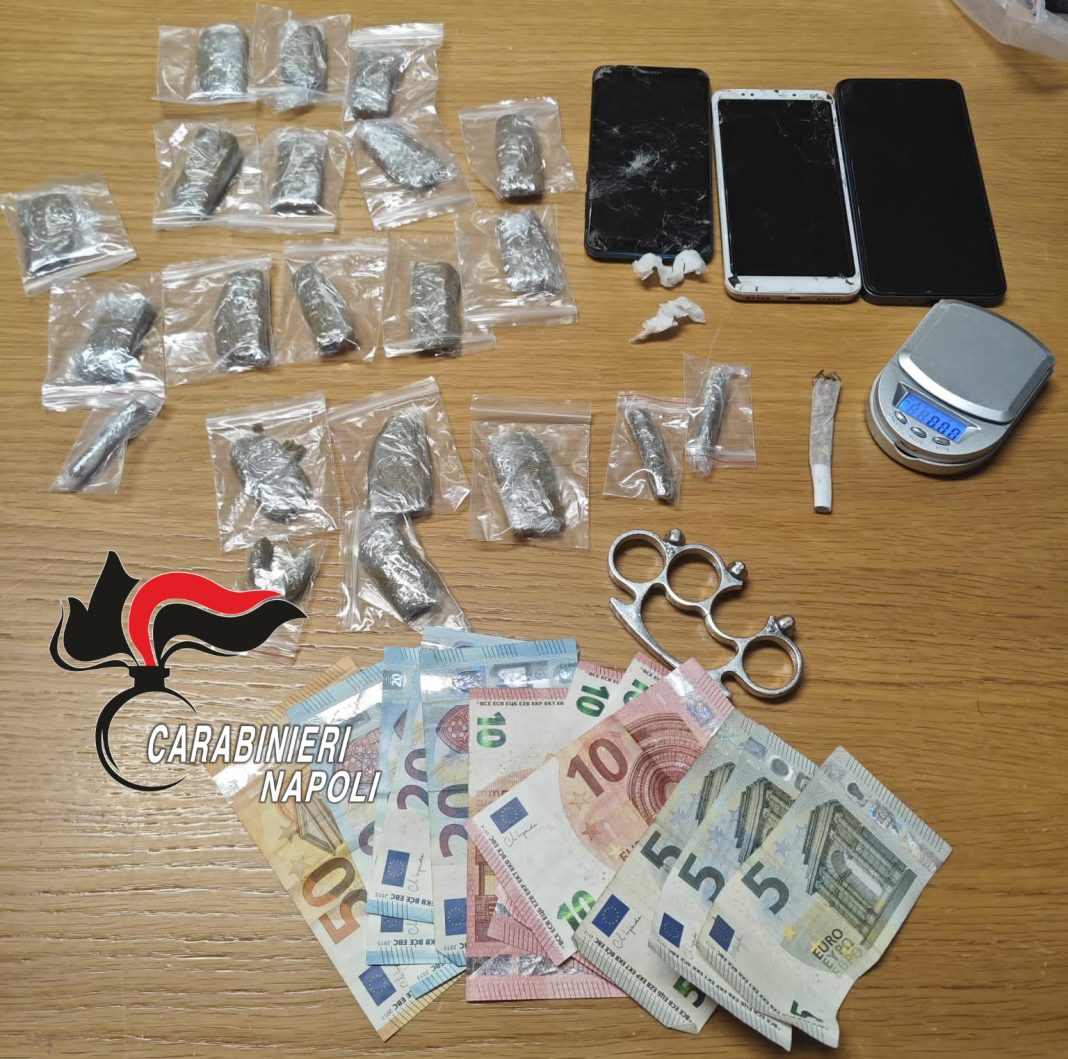 Studente insospettabile trovato coi conti dello spaccio nel quaderno: hashish a casa dei genitori