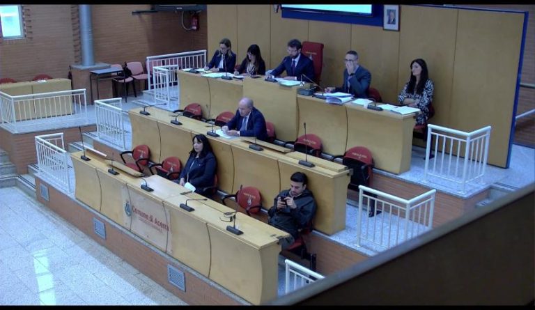 Maggioranza e opposizione litigano in Consiglio Comunale anche su Acerra Capitale della Cultura