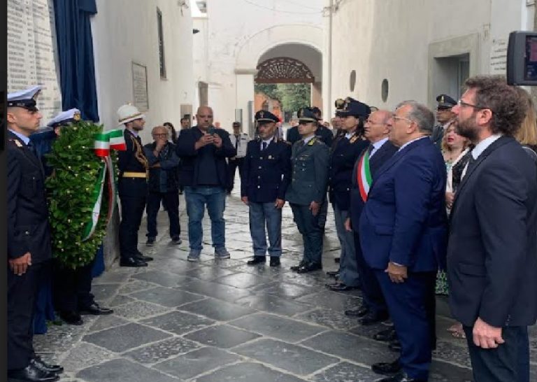 Corona di allora per le 88 vittime dell’Eccidio di Acerra Corona di allora per le 88 vittime dell’Eccidio di Acerra