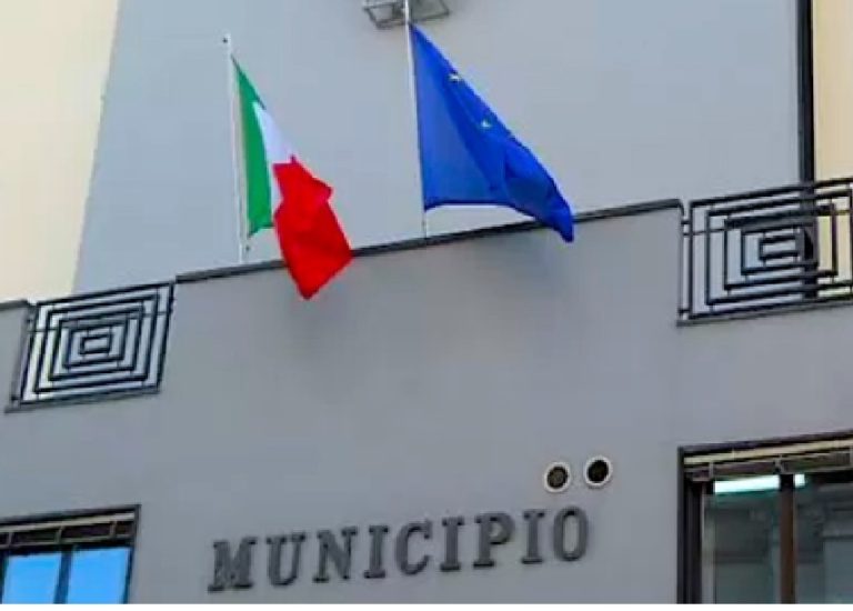 Sindaco indagato per appalto rifiuti, corvo scuote politica locale