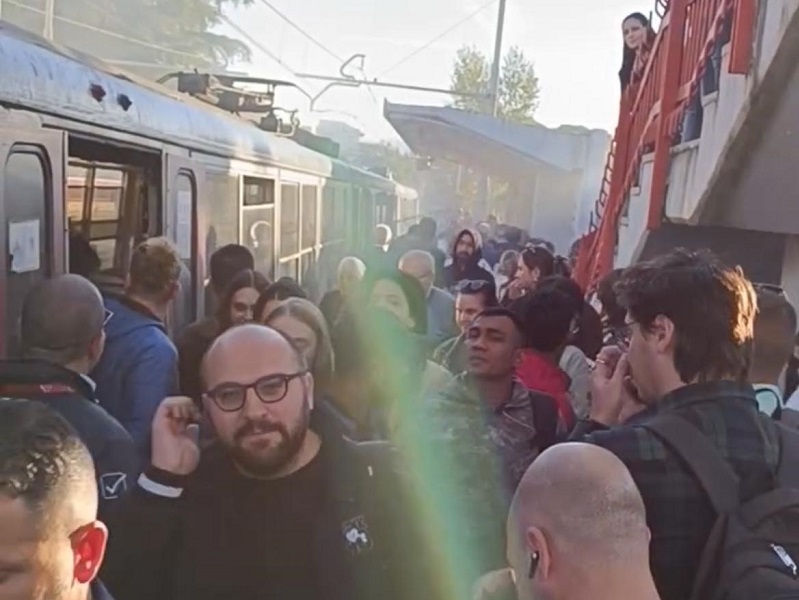 Circumvesuviana, fumo nel vagone, pendolari bloccati a Cercola