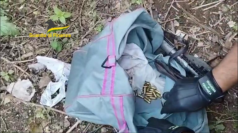 Finanza trova borsone con mitra con colpi tra auto rubate e rovi Finanza trova borsone con mitra con colpi tra auto rubate e rovi